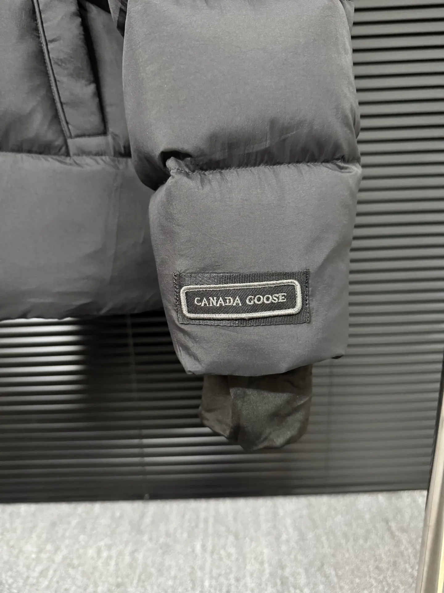 P860 Big Goose Ouyang Nana Second Generation (higher version) Canada goose Canada Goose Black Label Down Jacket A must-have in the outerwear world, the Big Goose Black Label down jacket! The latest designer styles! The goose down jacket has always been a popular element of fashion and is loved by experts from all walks of life! Fashionable hooded cut, high-end customer-supplied fine goose down, high resilience, smooth zipper, strong and firm. Pockets on both sides can store small items, free your hands, and you can go out without worries. It can also meet the need of putting your hands in your pockets👏👏Produced by Big Goose, it can be used as a group uniform by many celebrities. This down jacket uses a double-layer anti-down lining design, which has strong windproof performance and will be very warm in winter! Newly labeled white duck down filling, high fluffiness, windproof hooded design. When walking outdoors, pull the collar to the highest position, put your hands in the pockets and it will be very warm. It can be easily controlled by all body types! The interior is equipped with an elastic snow skirt design for better wrapping. The simple and neat style design highlights the masculine temperament. The impeccable style is classic and never goes out of style. It is warm and practical, and it is versatile! You can enter with your eyes closed!  Color: Black Khaki Size: XS-XXL